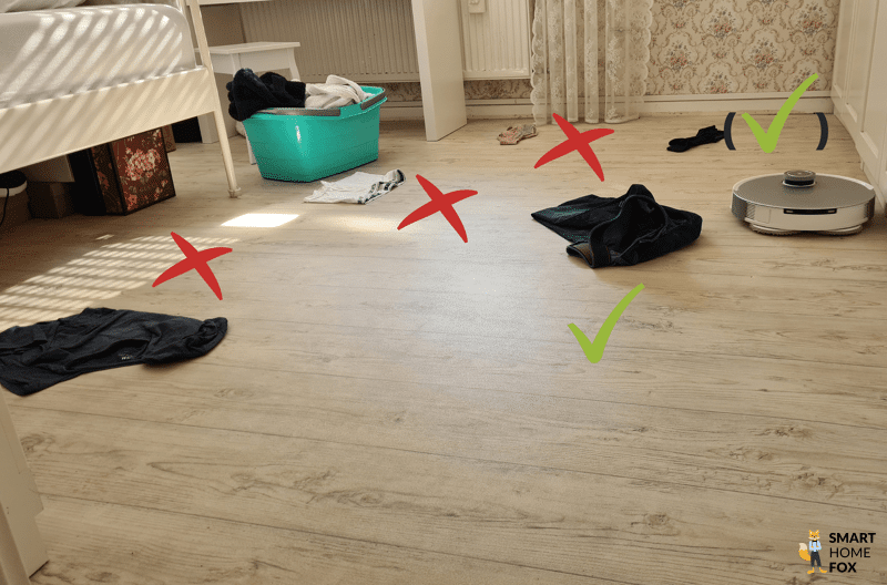 Das Ergebnis des ECOVACS DEEBOT T20 OMNI bei Hinderniserkennungstest von Klamotten ist zu sehen.